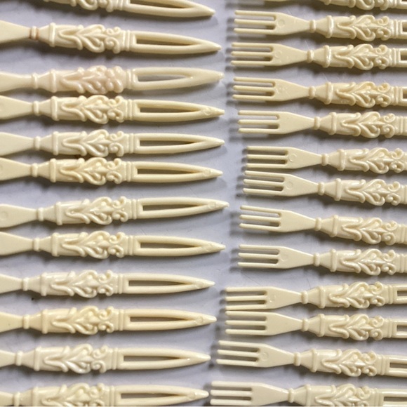 Vintage: Faux Ivory Rose & Lattice Holder ~ Cocktail Forks. - Picture 9 of 12